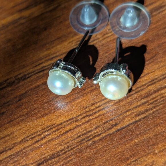 Silver Pearl studs - Picture 1 of 1
